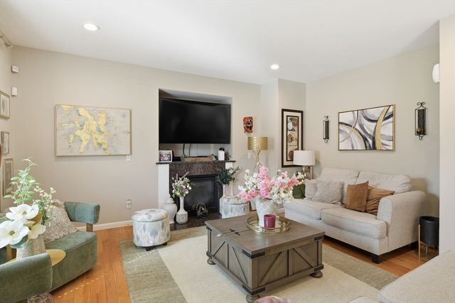 11 Elaine Cir, Springfield, MA 01109