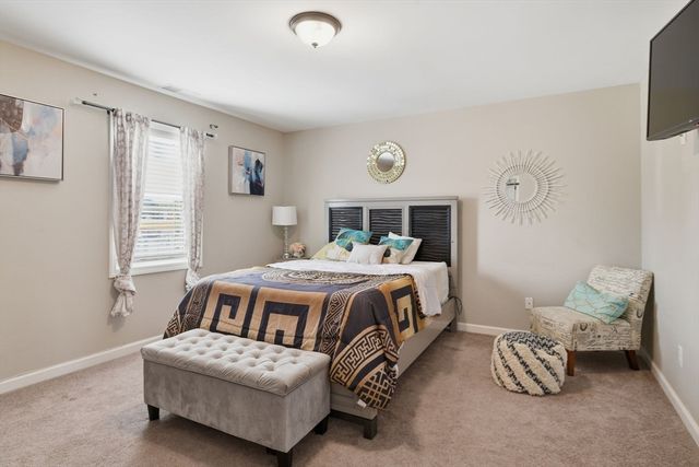 11 Elaine Cir, Springfield, MA 01109