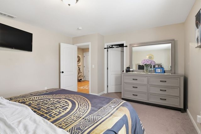 11 Elaine Cir, Springfield, MA 01109