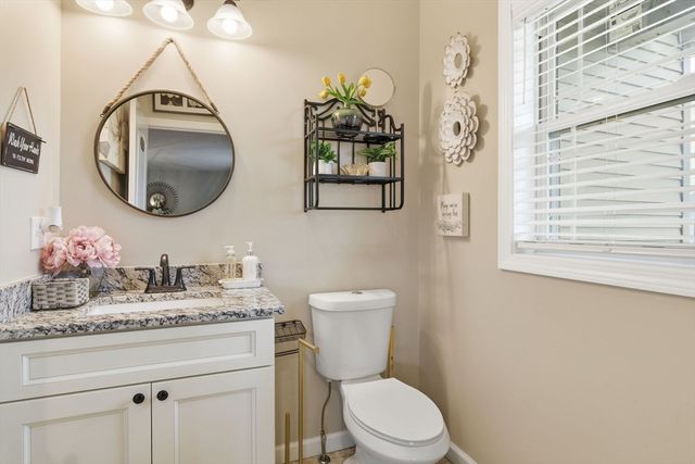 11 Elaine Cir, Springfield, MA 01109