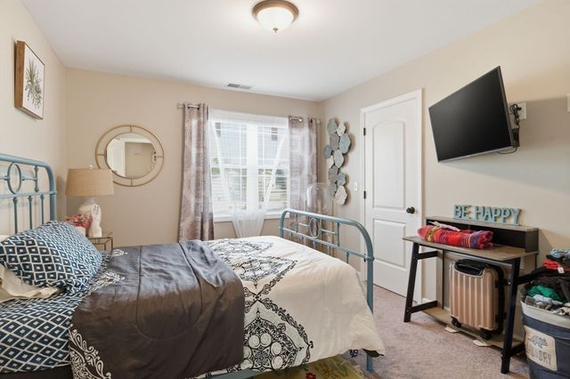 11 Elaine Cir, Springfield, MA 01109