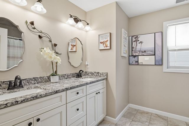 11 Elaine Cir, Springfield, MA 01109