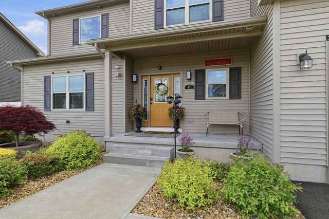 11 Elaine Cir, Springfield, MA 01109