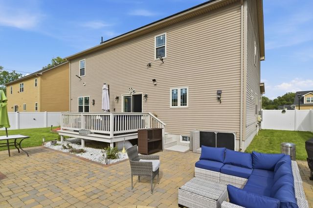 11 Elaine Cir, Springfield, MA 01109