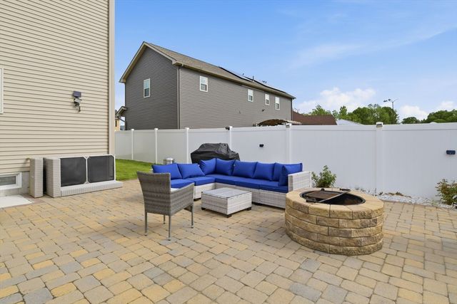 11 Elaine Cir, Springfield, MA 01109