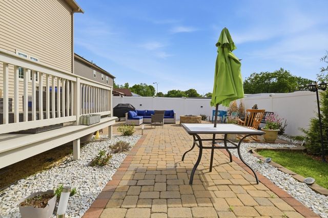 11 Elaine Cir, Springfield, MA 01109