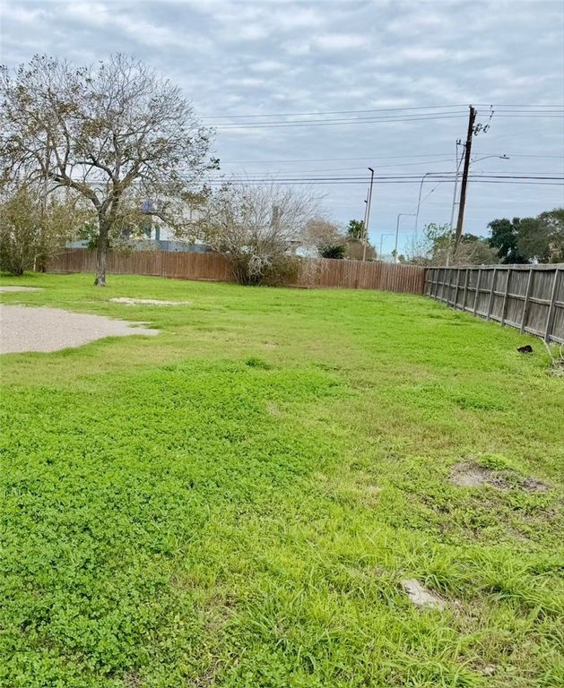 5138 Williams Dr, Corpus Christi, TX 78411 — exterior