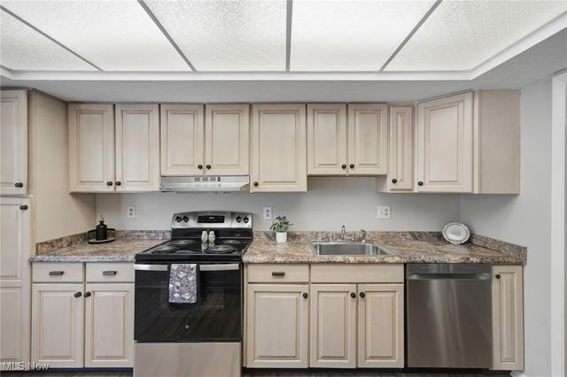 11650 Harbour Light Drive, North Royalton, OH 44133