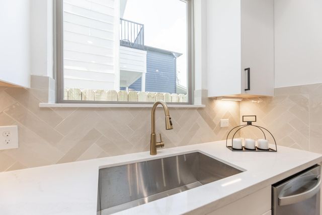 311 E 34th Street B, Houston, TX 77018