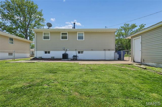 7827 Clymer Drive, St Louis, MO 63123