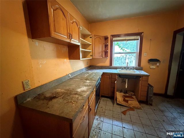 302 Roosevelt Square, Englewood, NJ 07631