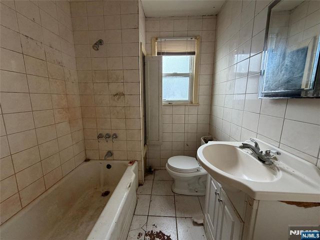 302 Roosevelt Square, Englewood, NJ 07631