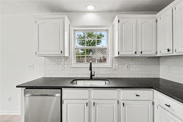 1100 Mayview Court, Kernersville, NC 27284