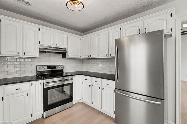 1100 Mayview Court, Kernersville, NC 27284