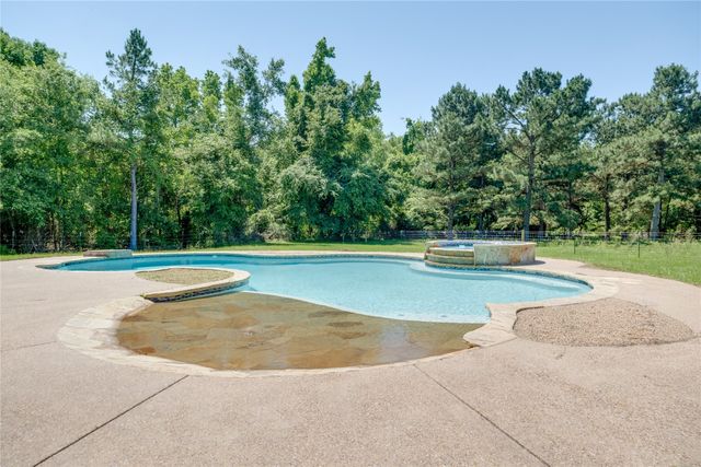 2455 An County Road 453, Palestine, TX 75803