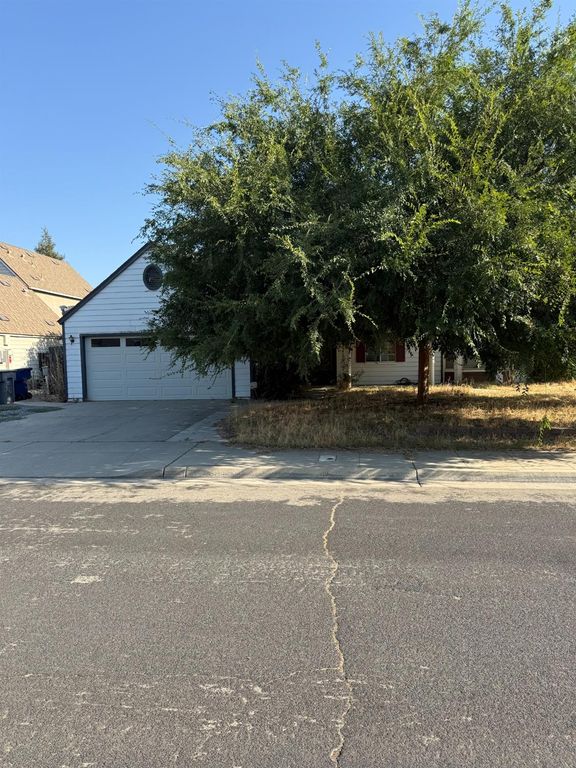 Image 1 of property listing at 833 Burlingame Avenue, Clovis, CA 93612
