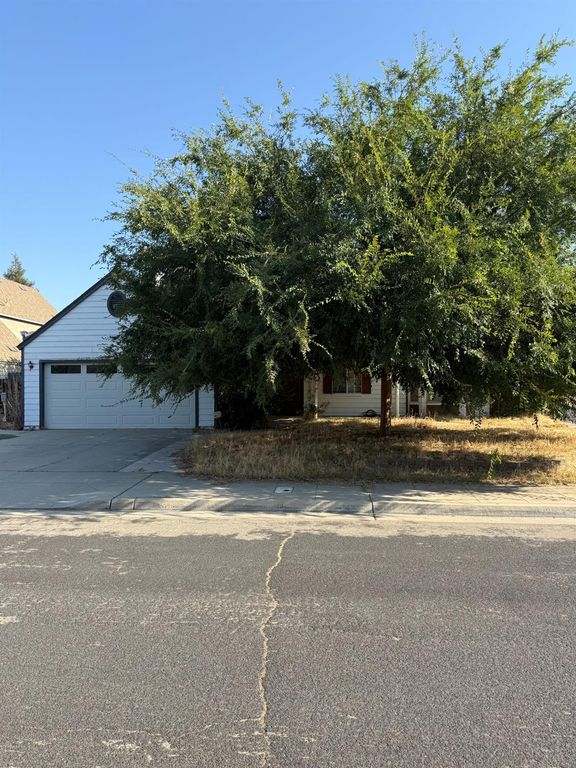 Image 10 of property listing at 833 Burlingame Avenue, Clovis, CA 93612
