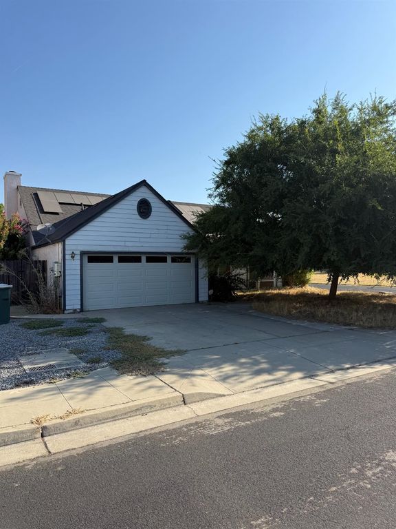 Image 2 of property listing at 833 Burlingame Avenue, Clovis, CA 93612
