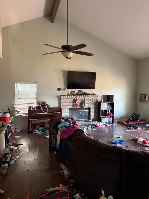 Image 3 of property listing at 833 Burlingame Avenue, Clovis, CA 93612