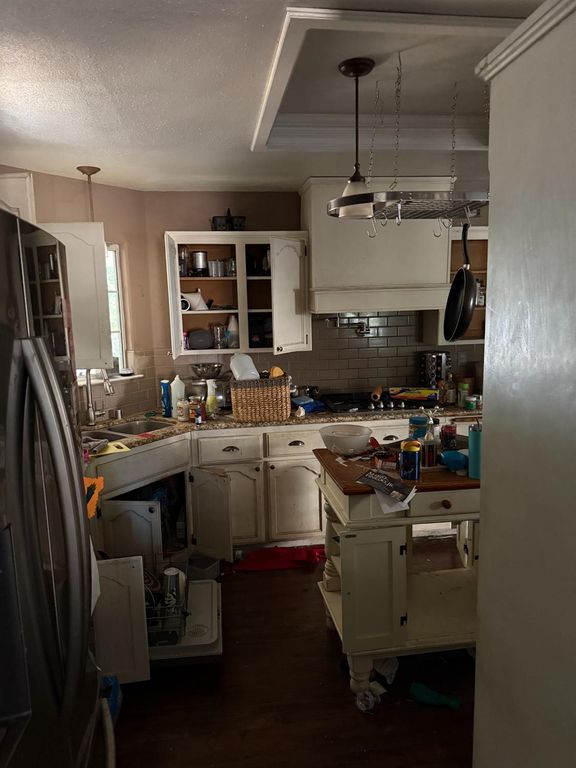 Image 4 of property listing at 833 Burlingame Avenue, Clovis, CA 93612