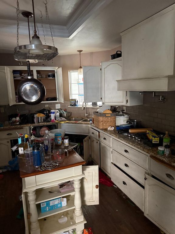 Image 6 of property listing at 833 Burlingame Avenue, Clovis, CA 93612