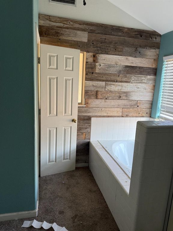 Image 8 of property listing at 833 Burlingame Avenue, Clovis, CA 93612