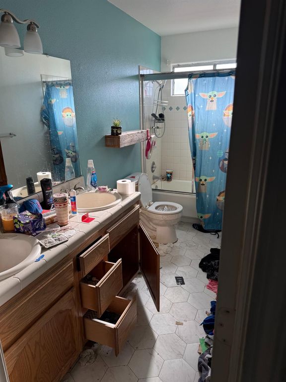 Image 9 of property listing at 833 Burlingame Avenue, Clovis, CA 93612