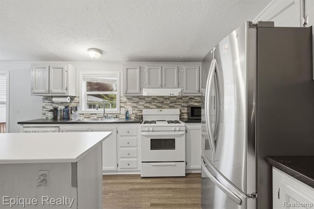 253 Parker Lake Drive, Oxford, MI 48371