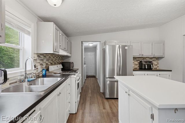253 Parker Lake Drive, Oxford, MI 48371