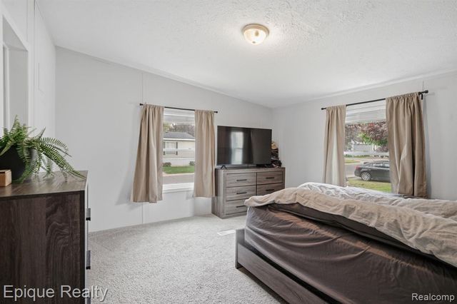 253 Parker Lake Drive, Oxford, MI 48371