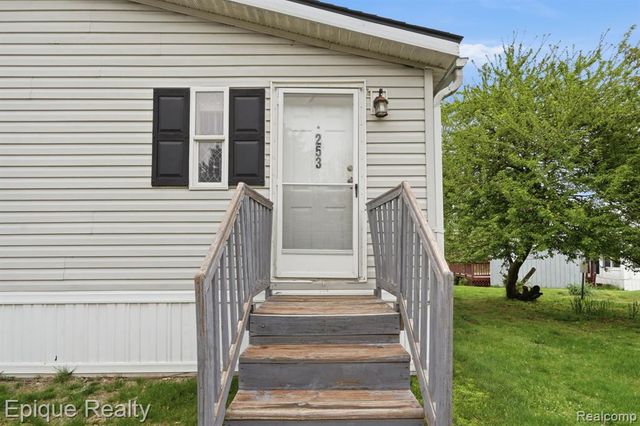 253 Parker Lake Drive, Oxford, MI 48371