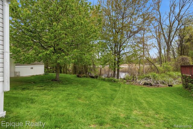 253 Parker Lake Drive, Oxford, MI 48371