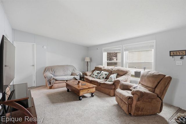 253 Parker Lake Drive, Oxford, MI 48371