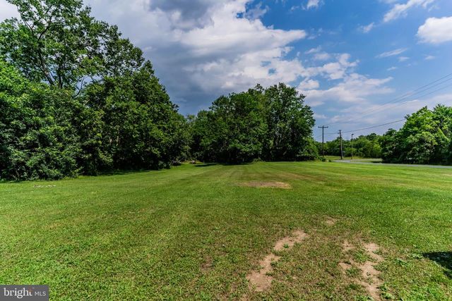 2069 SPRING RD, Carlisle, PA 17013
