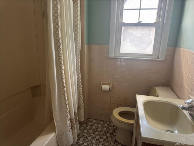 5 York Place, Merrick, NY 11566