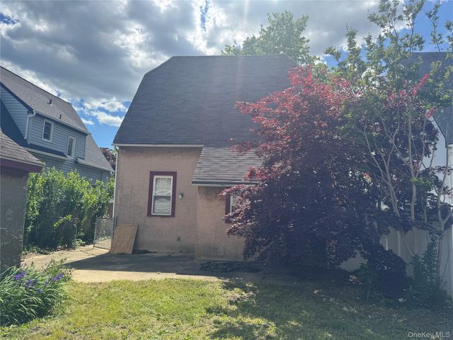 5 York Place, Merrick, NY 11566