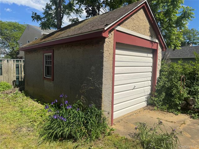 5 York Place, Merrick, NY 11566