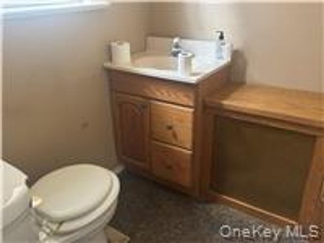 5 York Place, Merrick, NY 11566