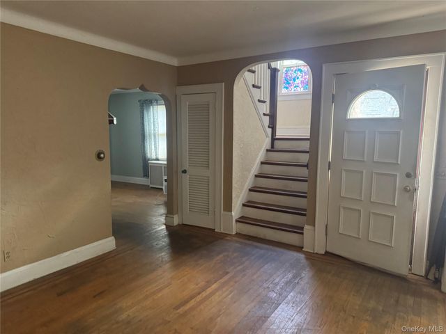5 York Place, Merrick, NY 11566