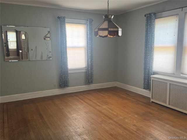 5 York Place, Merrick, NY 11566