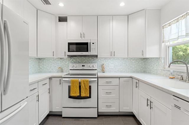 209 17TH AVENUE N, St Petersburg, FL 33704