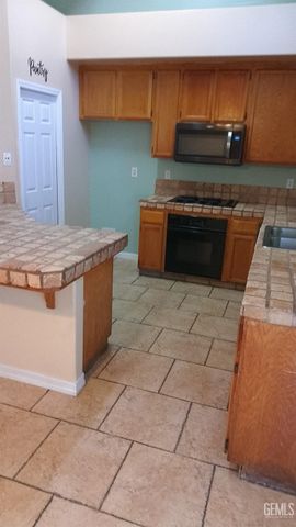 5617 Shadow Stone Street, Bakersfield, CA 93313