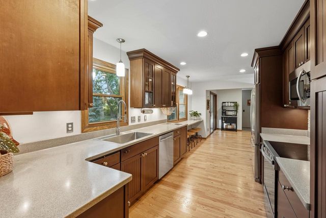 900 Woodview Drive, Sun Prairie, WI 53590