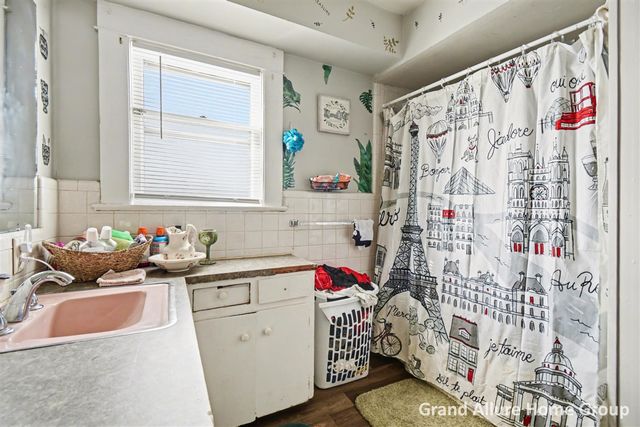 1737 Madison Avenue, Grand Rapids, MI 49507