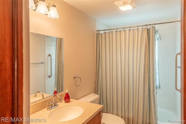 29386 Walnut Street, Flat Rock, MI 48134