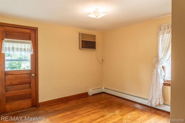 29386 Walnut Street, Flat Rock, MI 48134