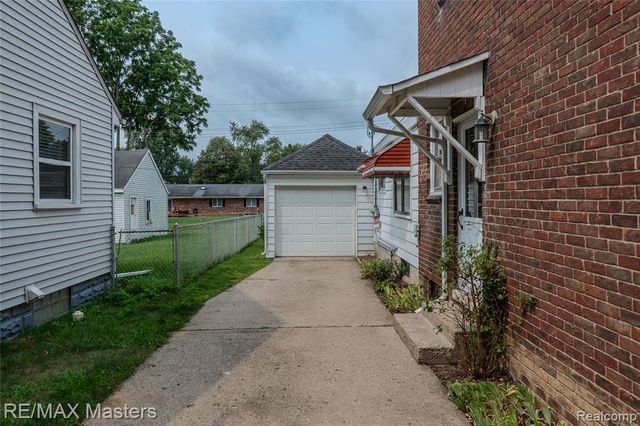 29386 Walnut Street, Flat Rock, MI 48134