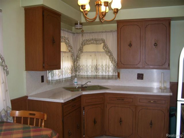 7300 Weingartz, Center Line, MI 48015