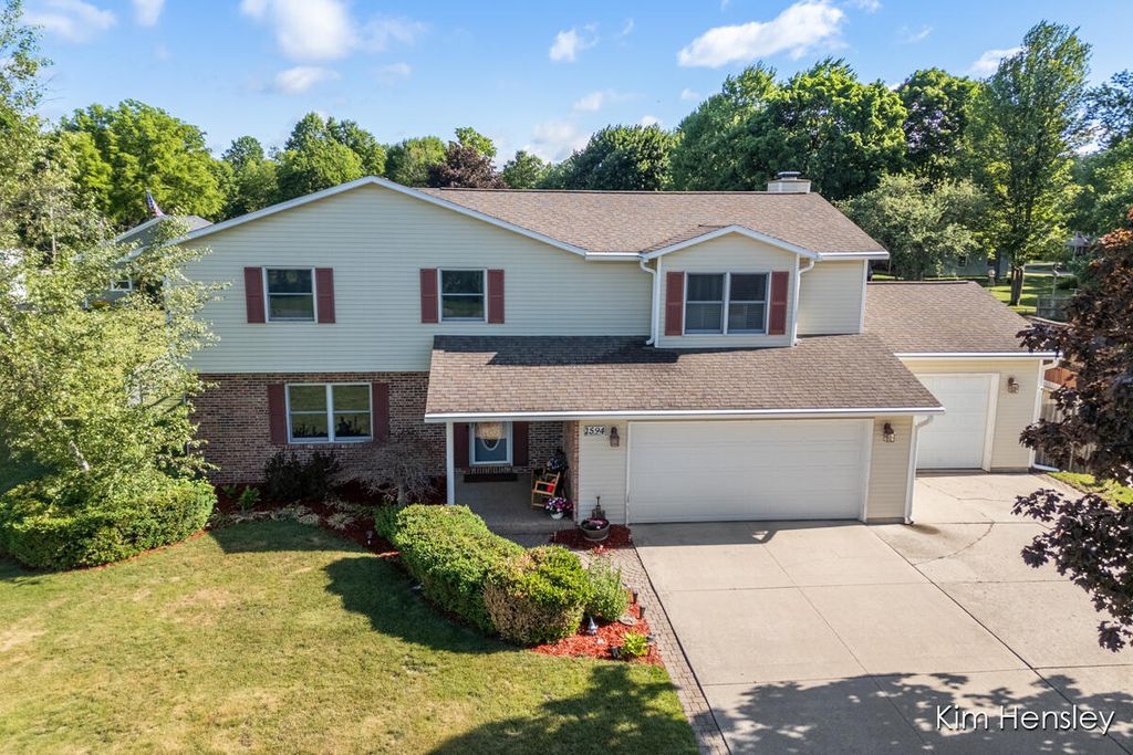 1594 Louva Court, Belding, MI 48809