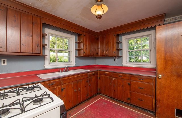 24 Jesse St, Fairhaven, MA 02719